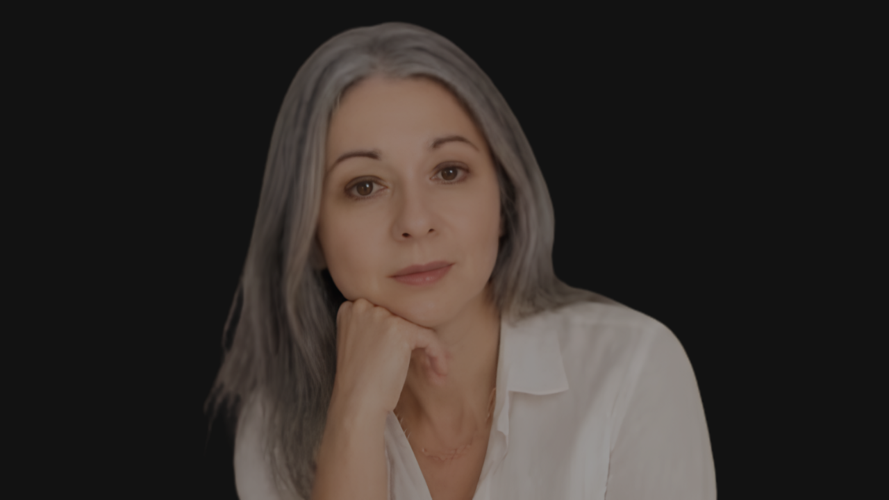 Portrait artistique avec fond sombre